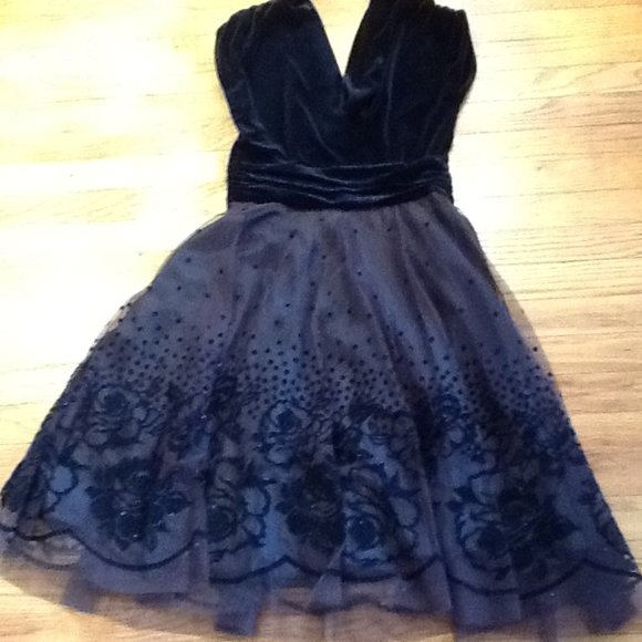 Gorgeous Black Velvet and Tulle Gown - Picture 3 of 7
